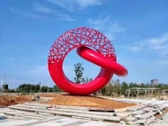 لاک پخت دست ساز قرمز رنگی با مجسمه فلزی بزرگ در فضای باز