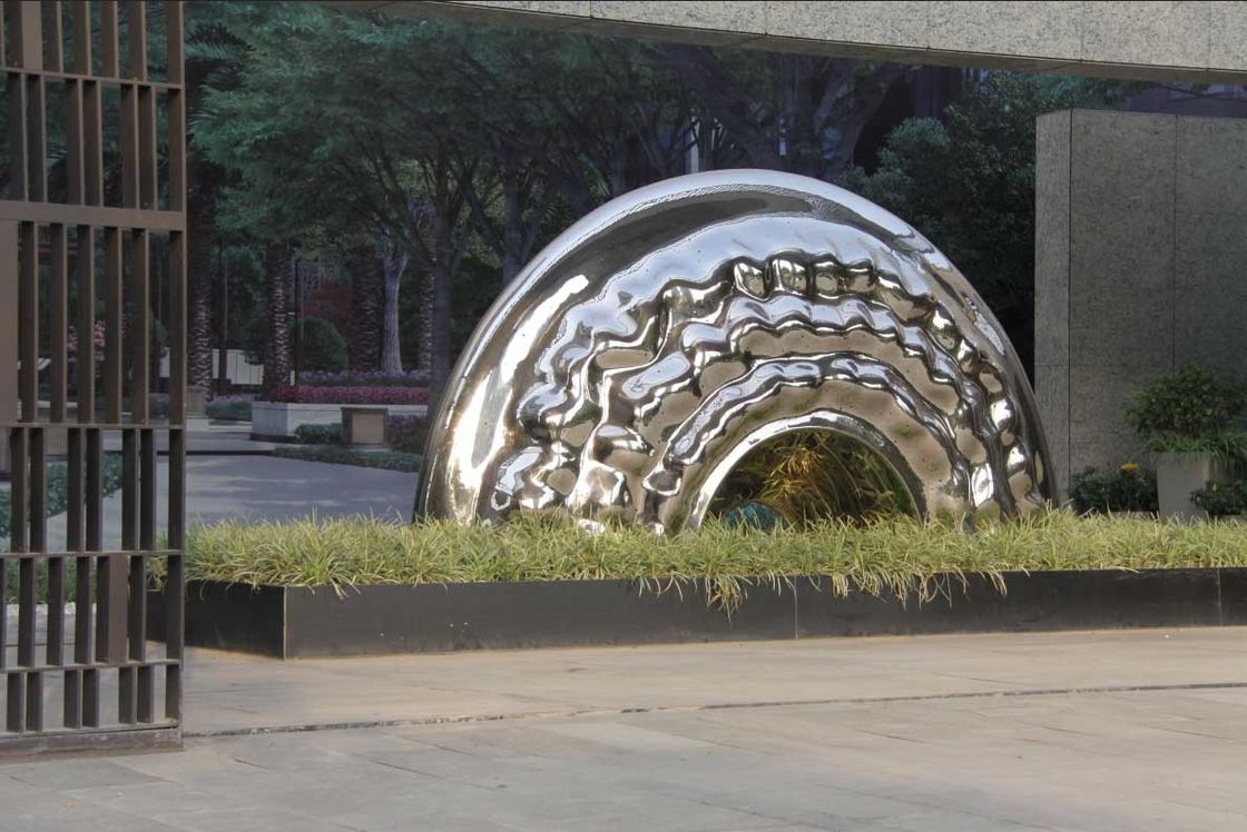 مجسمه سازی در فضای باز بزرگ از فولاد ضد زنگ، مجسمه هنر مدرن در فضای باز آجری