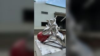 مجسمه بولینگ آینه ای از جنس استنلس استیل به وضوح لحظه های پویا را به تصویر می کشد