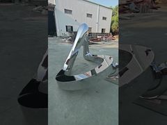 این مجسمه انتزاعی کارآمد از جنس استنلس استیل از پرداخت آینه سطح بالا استفاده می کند
