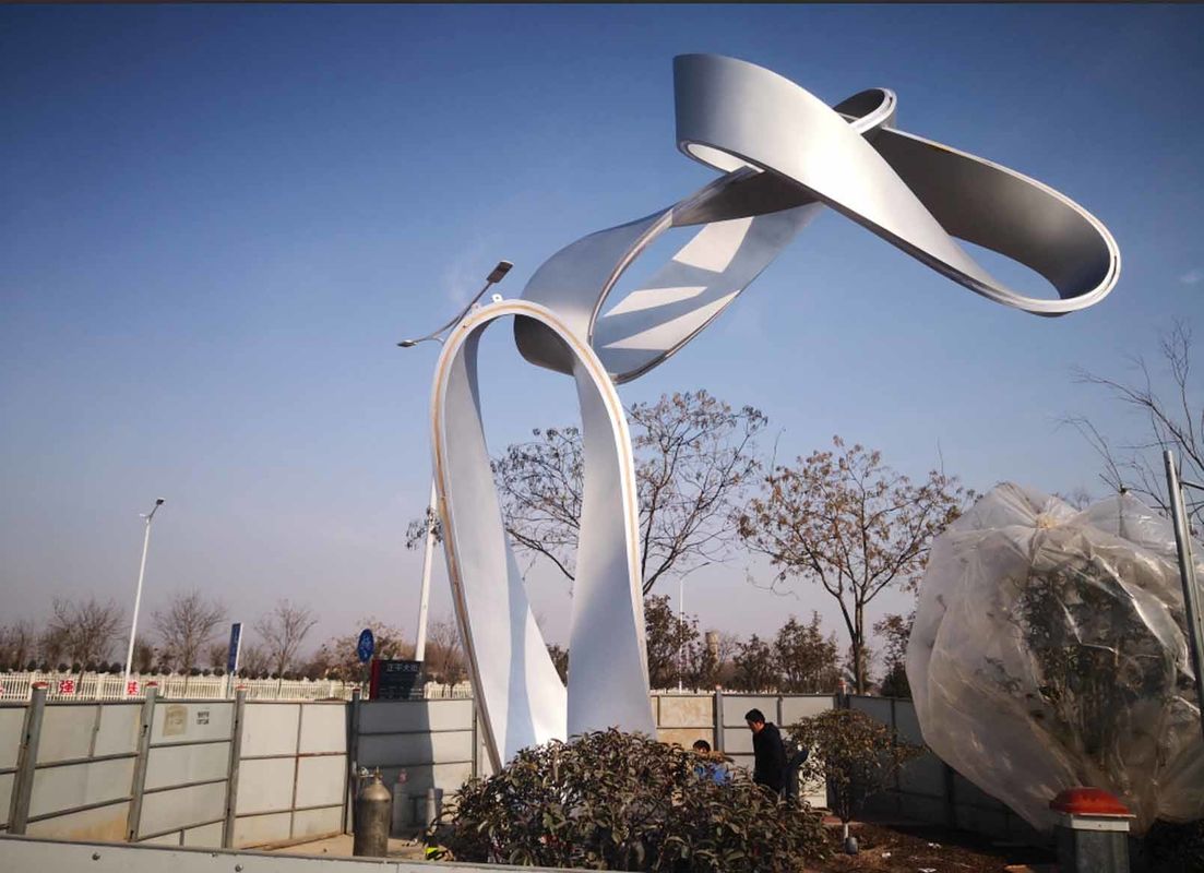 مجسمه های هنری بزرگ فلزی از جنس استنلس استیل ، مجسمه سازی فلزی در فضای باز